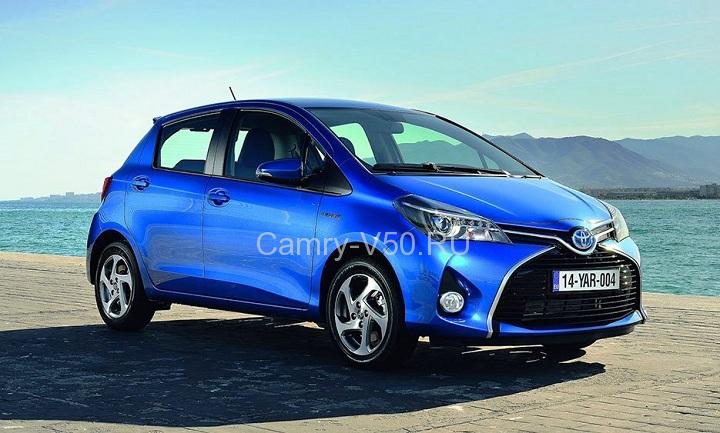 Toyota-Yaris-Family-Car-in-Blue-Color-Cool-Wallpapers-2015